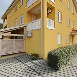 Apartman Tolles In Mit Eigener Terrasse By Interhome *